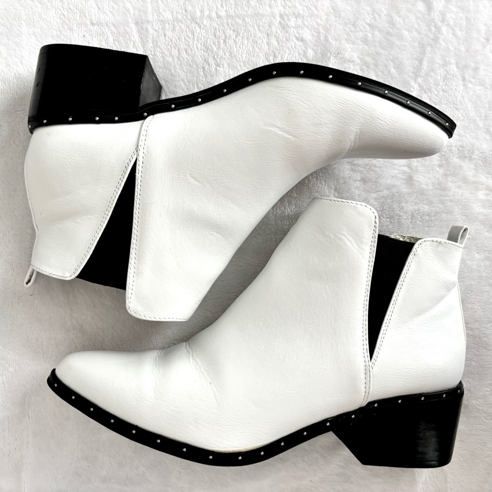 BAR III Gabby Faux Leather White Ankle Booties--EUC--6.5